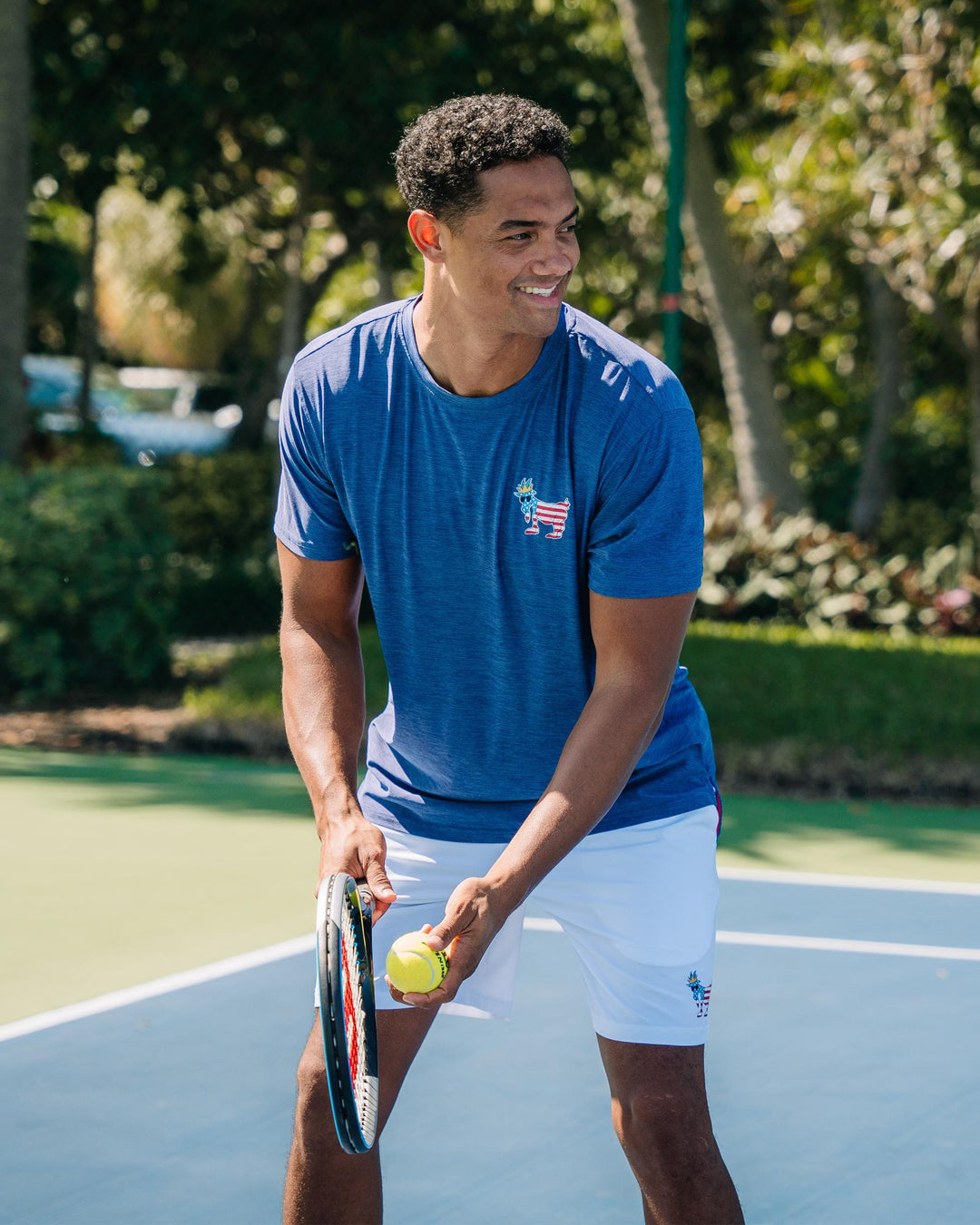 Man playing tennis getting ready to serve#color_navy