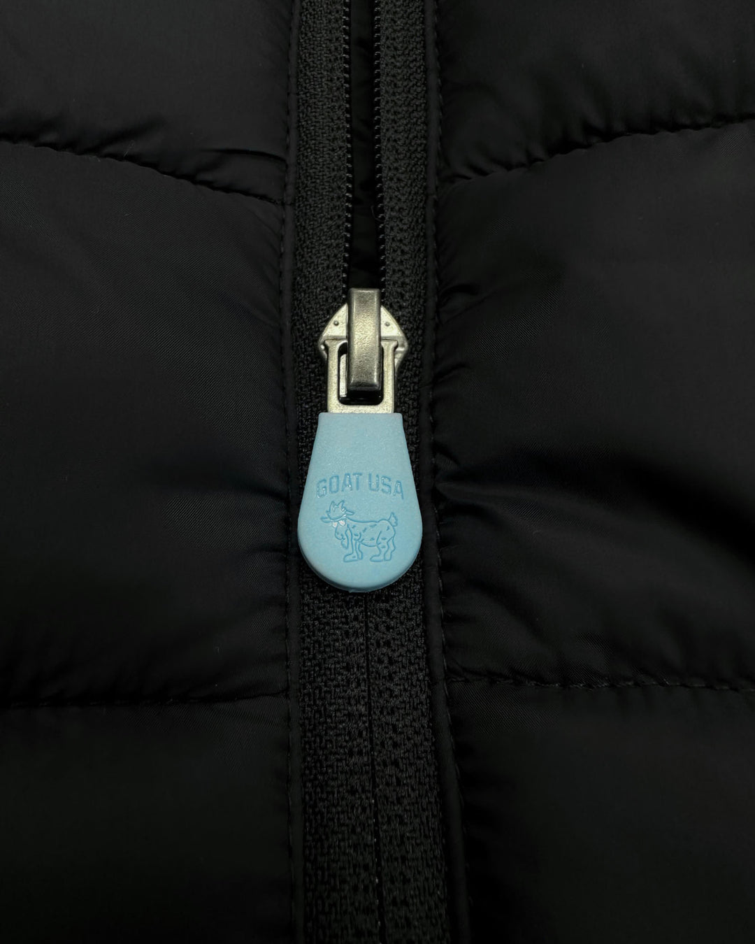 Close up of zipper on black Men's Puffer Jacket#color_black