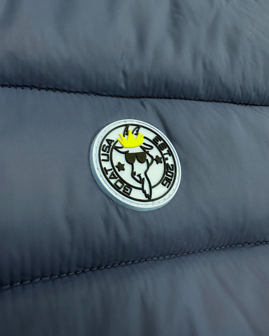 Close up of patch on navy Men's Puffer Jacket#color_navy