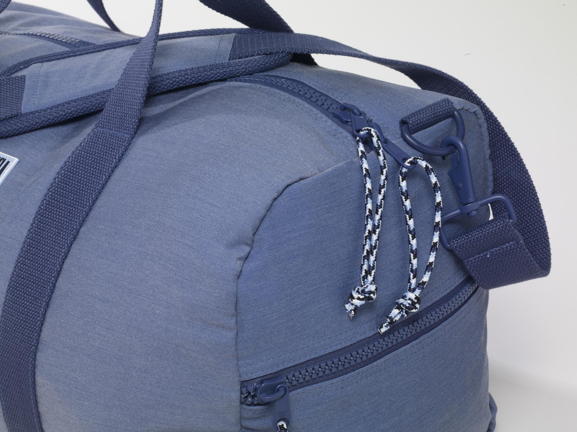 Close up of duffle bag zipper#color_navy