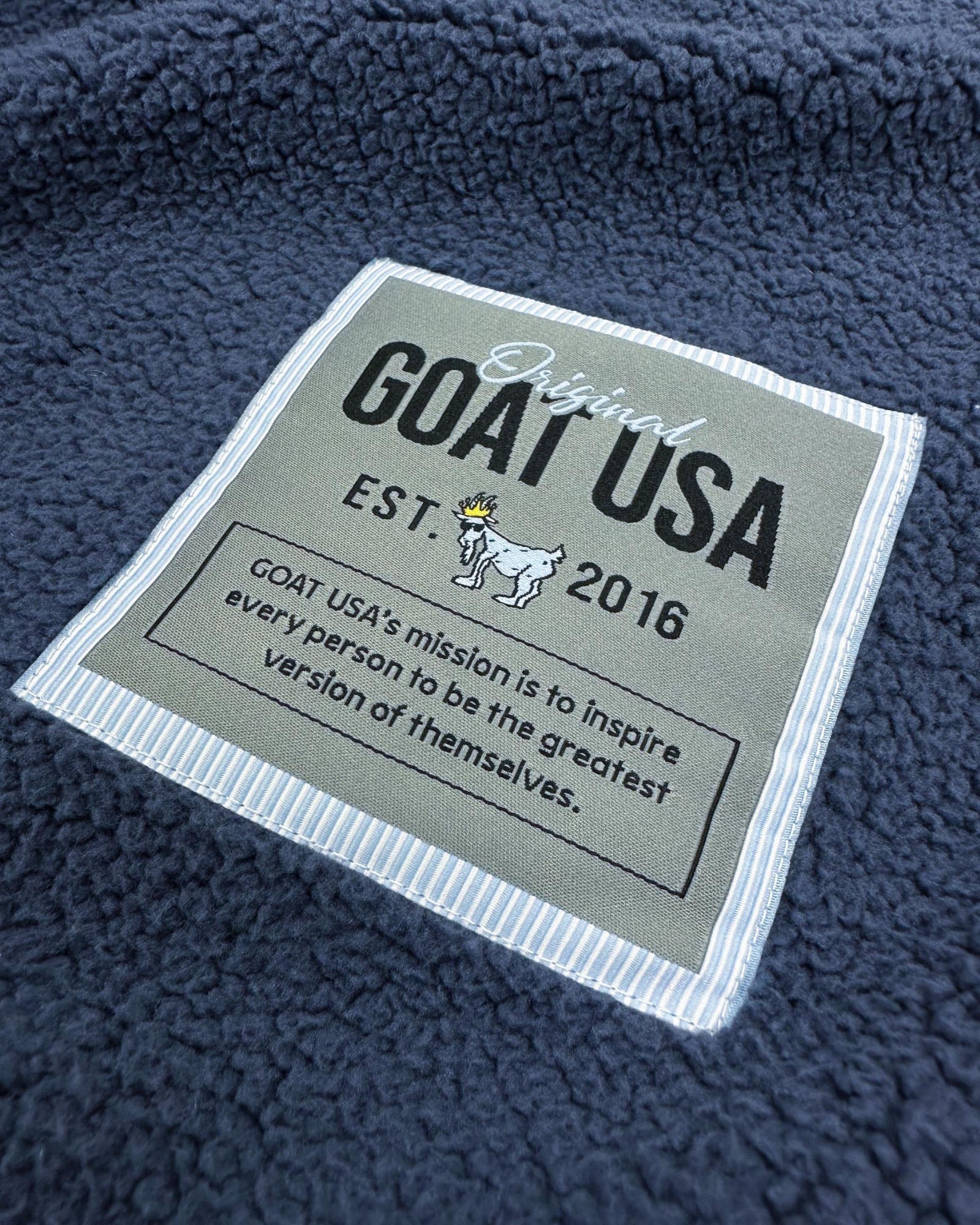 Close up of stitch tag on navy Men's Puffer Fleece Vest#color_navy