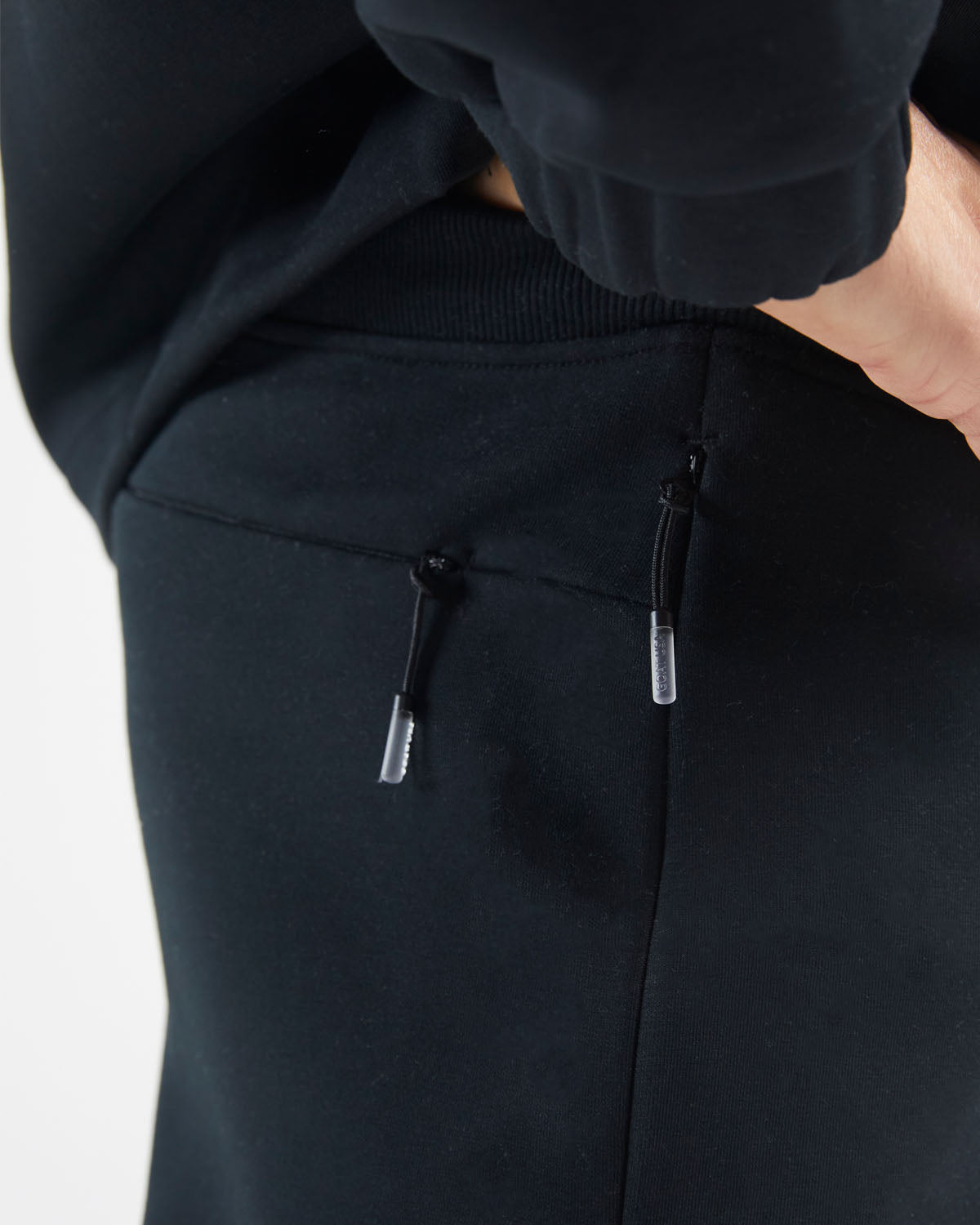 focus on black performance jogger back pocket#color_black