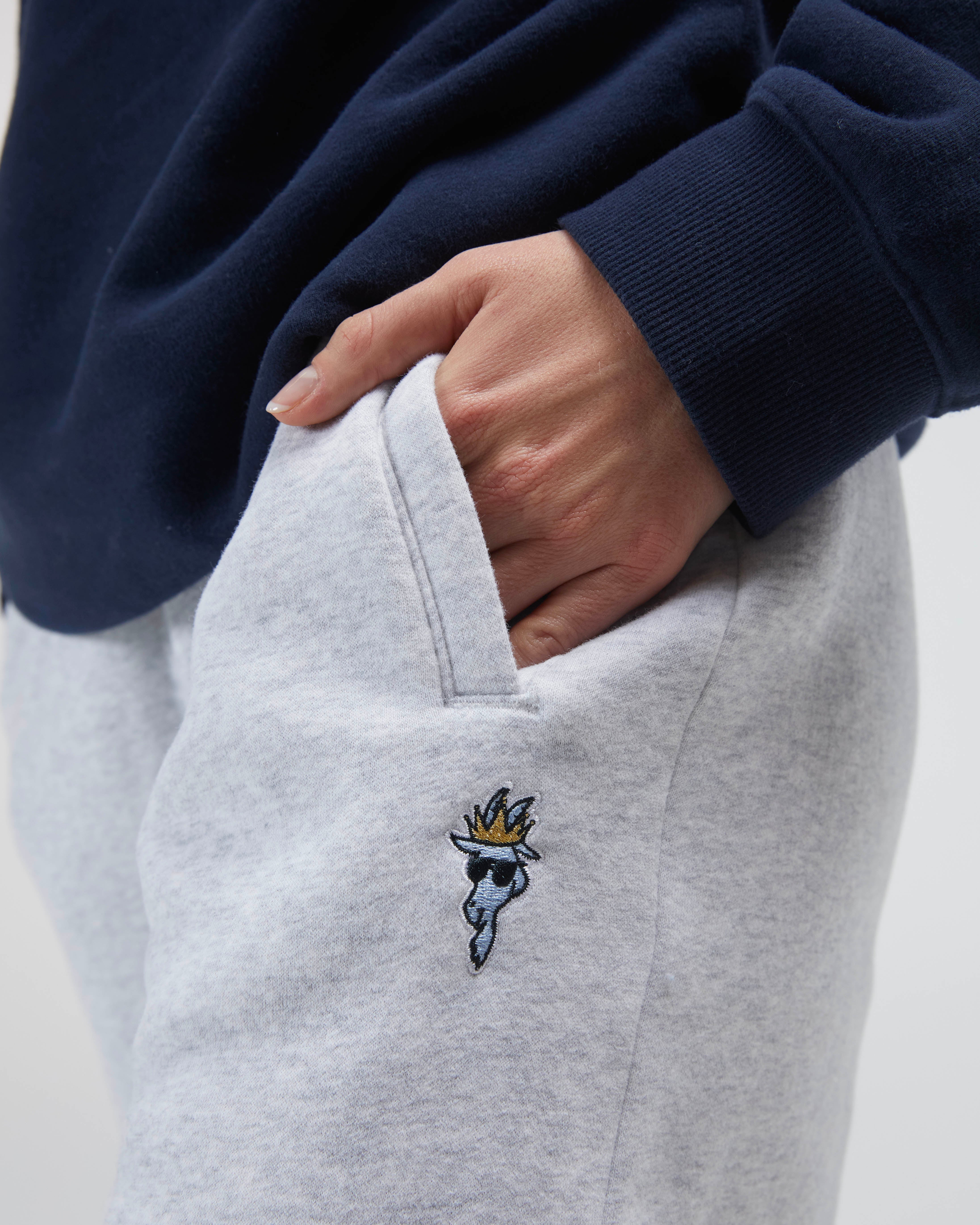 Close up of the logo of the palw gray OG sweatpants#color_pale-gray
