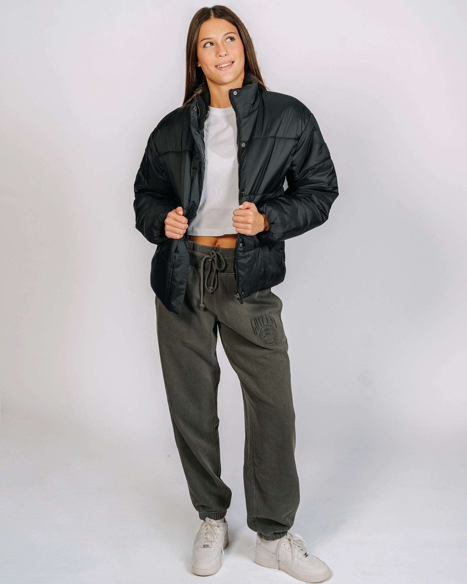 Female model wearing black puffer jacket#color_black