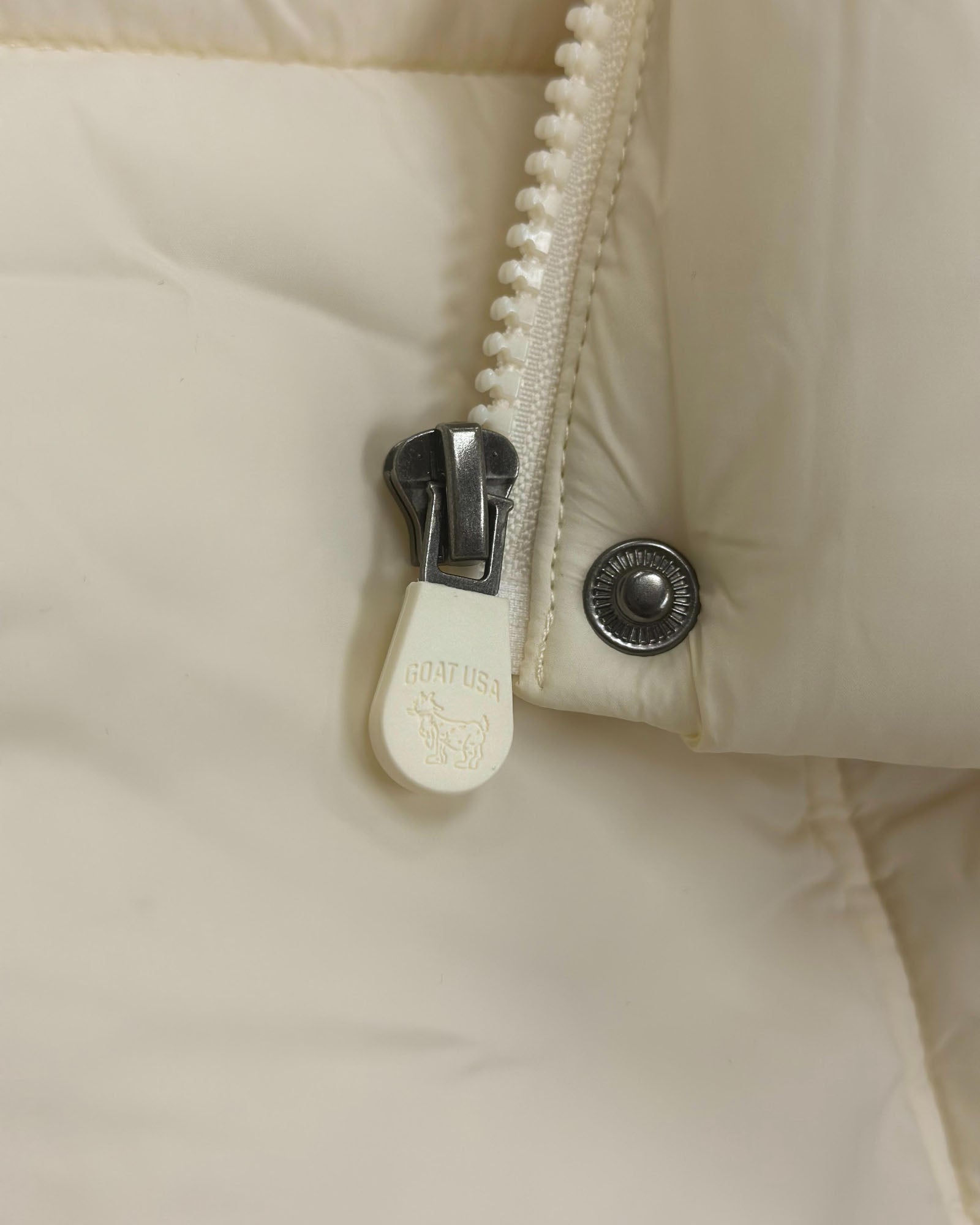 Close up of zipper on Women's Puffer Jacket#color_ivory
